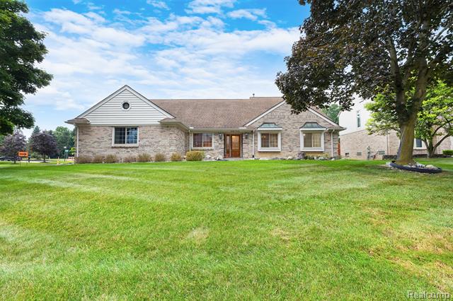 front view picture of 28755 Wilton Dr, Farmington, MI. 48331