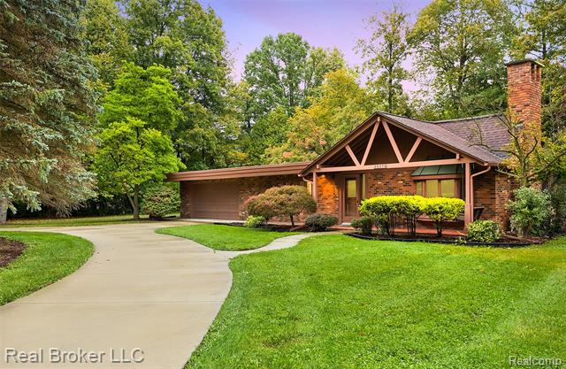 front view picture of 28378 Park Hill Blvd, Farmington, MI. 48334