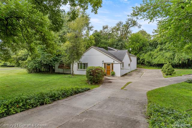 front view picture of 28405 Alycekay Rd, Farmington, MI. 48334