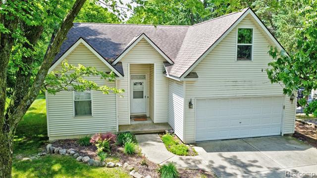 front view picture of 333 Sherman Ct, Ortonville, MI. 48462