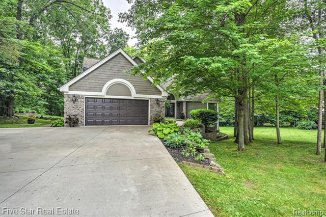 front view picture of 1150 Rolling Pines Dr, Ortonville, MI. 48462