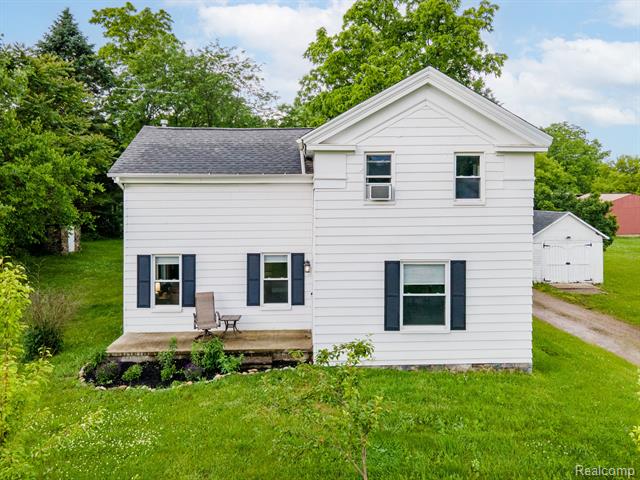 front view picture of 571 N Baldwin Rd, Oxford, MI. 48371