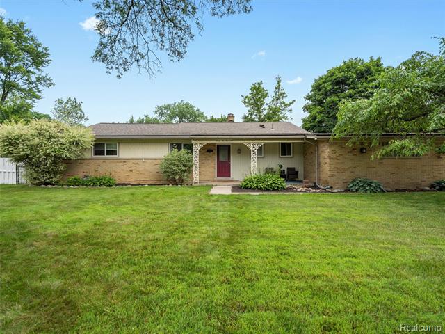front view picture of 32000 Coronet Dr, Farmington, MI. 48334