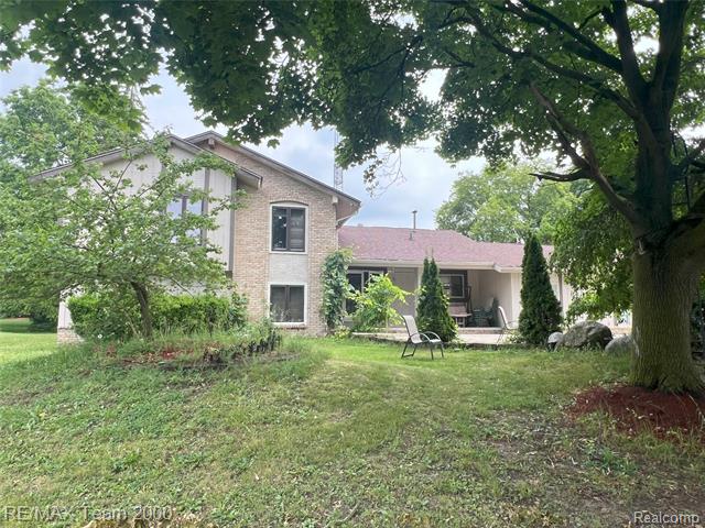 front view picture of 29203 Lake Park Dr, Farmington, MI. 48331