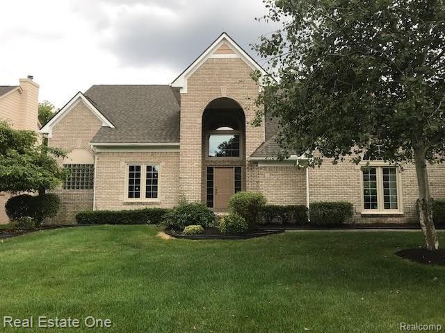 front view picture of 37899 Mckenzie Ct, Farmington, MI. 48331
