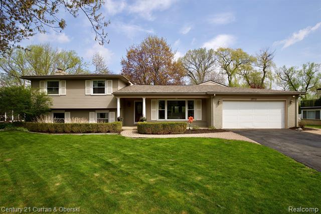 front view picture of 28932 Kendallwood Dr, Farmington, MI. 48334