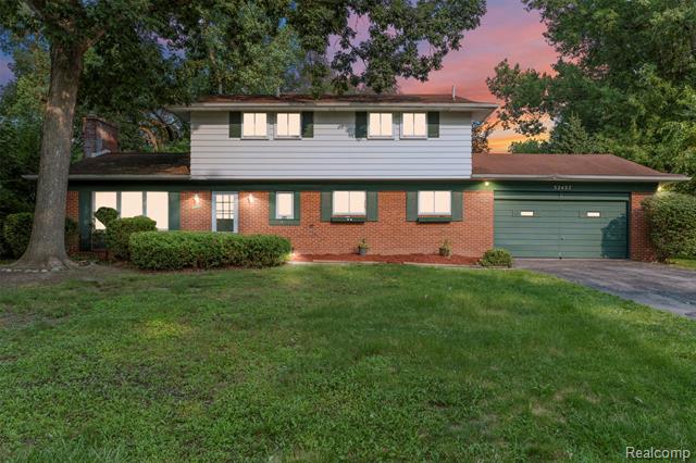 front view picture of 32427 Chesterbrook St, Farmington, MI. 48334