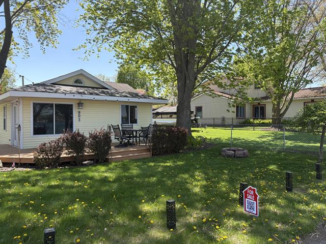 front view picture of 901 S Lake Dr, Novi, MI. 48377