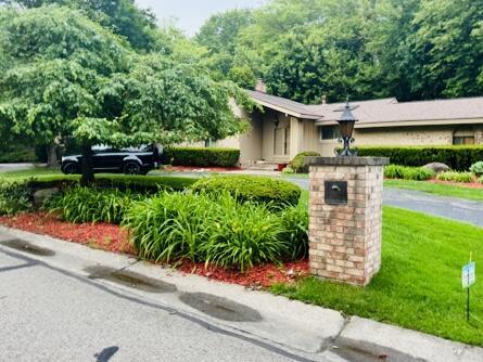 front view picture of 28902 Creek Bend Dr, Farmington, MI. 48331