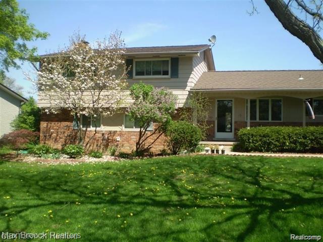 front view picture of 32518 Nestlewood St, Farmington, MI. 48334