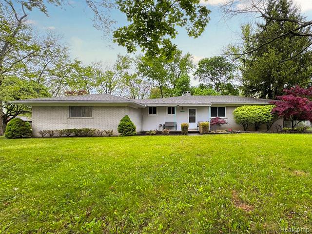 front view picture of 28711 Lorikay St, Farmington, MI. 48334