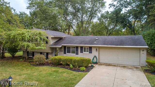front view picture of 28955 Glenarden St, Farmington, MI. 48334