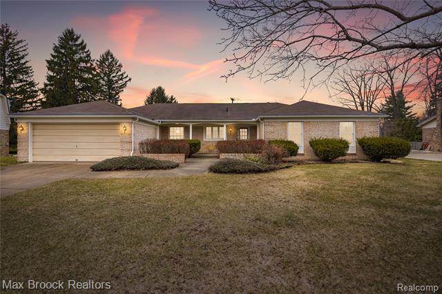 front view picture of 28977 Lake Park Dr, Farmington, MI. 48331