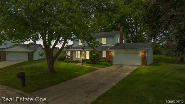 front view picture of 32944 Hargrove Ct, Farmington, MI. 48334