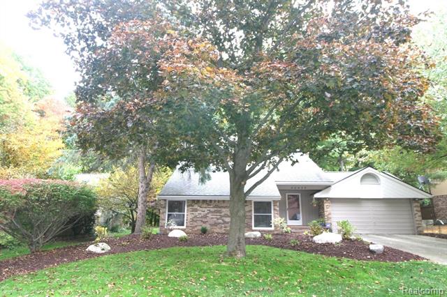 front view picture of 30426 Knighton Dr, Farmington, MI. 48331