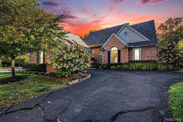 front view picture of 35609 Bradford Ct, Farmington, MI. 48331