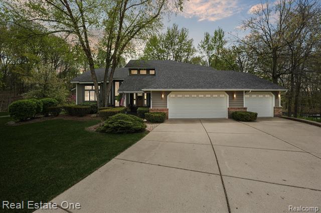 front view picture of 38967 Holsworth Ct, Farmington, MI. 48331
