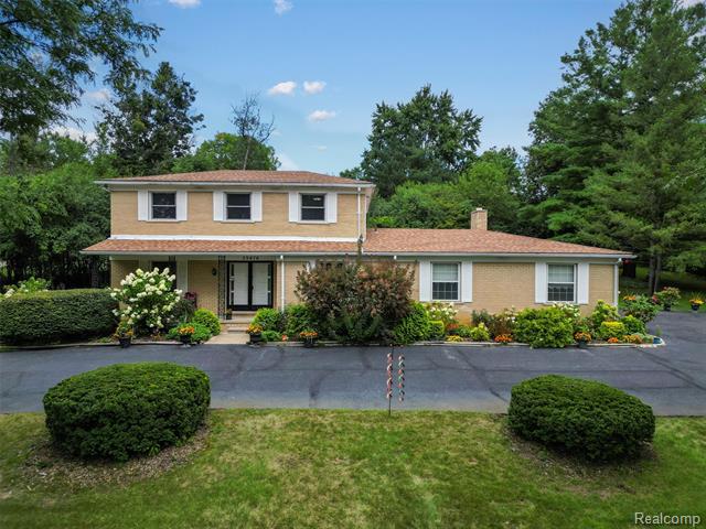 front view picture of 29876 Northbrook St, Farmington, MI. 48334