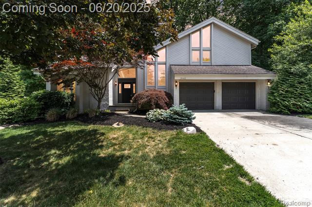 front view picture of 30462 Knighton Dr, Farmington, MI. 48331