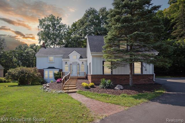 front view picture of 38996 Holsworth Ct, Farmington, MI. 48331