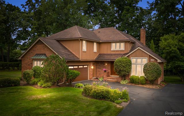 front view picture of 30460 Fox Club Ct, Farmington, MI. 48331