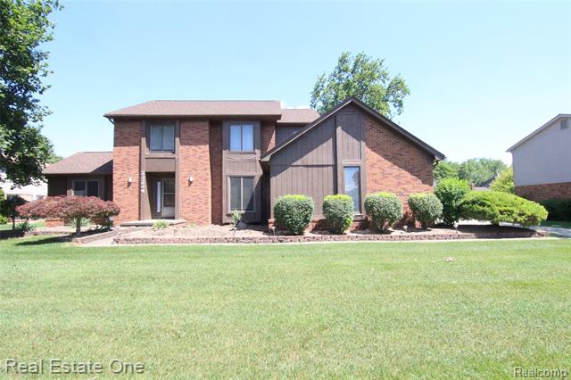 front view picture of 33234 Walnut Ln, Farmington, MI. 48334