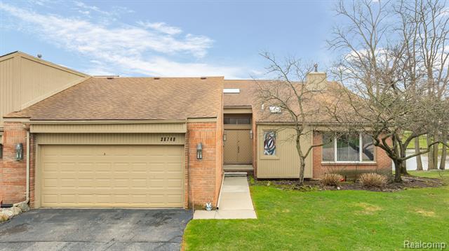 front view picture of 36740 Tanglewood Ln, Farmington, MI. 48331