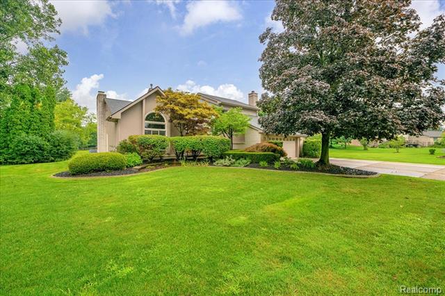 front view picture of 30304 Blossom Ct, Farmington, MI. 48331