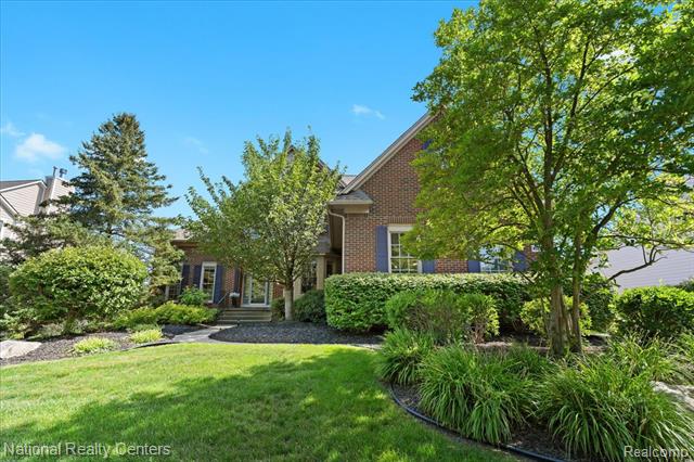 front view picture of 45822 Bristol Cir, Novi, MI. 48377