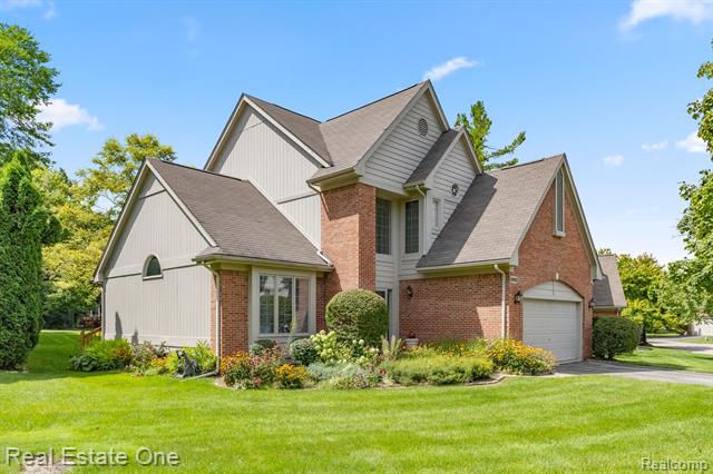 front view picture of 30612 Sequoia Cir, Farmington, MI. 48331