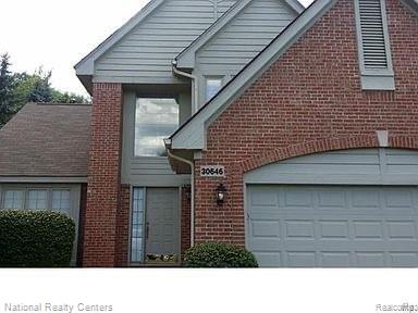 front view picture of 30646 Maplewood Cir, Farmington, MI. 48331