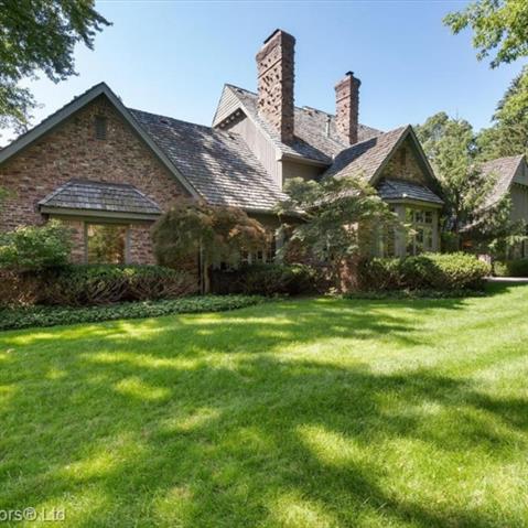 front view picture of 31600 Nottingham Dr, Franklin, MI. 48025