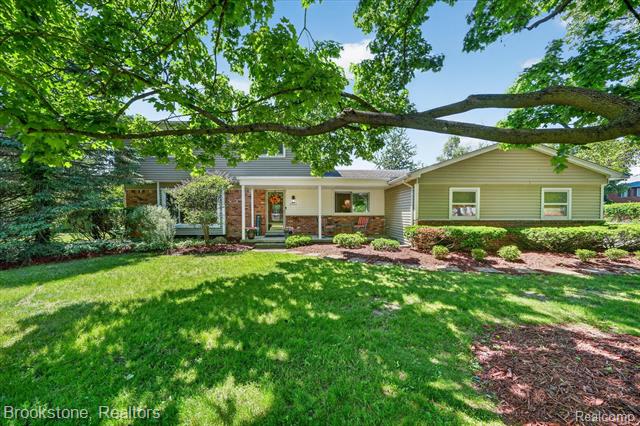 front view picture of 30261 Ardmore Dr, Farmington, MI. 48334