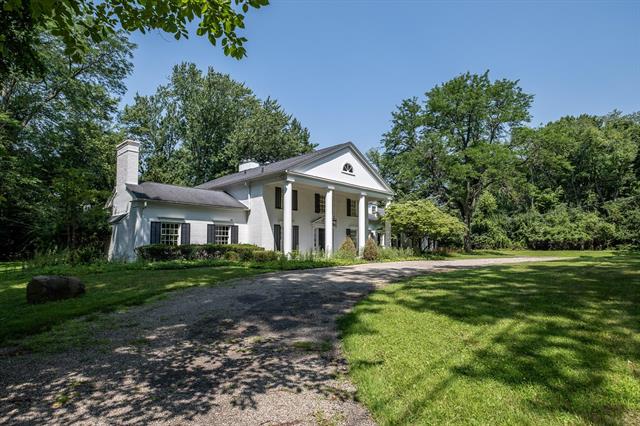 front view picture of 31677 Mountain View Rd, Franklin, MI. 48025