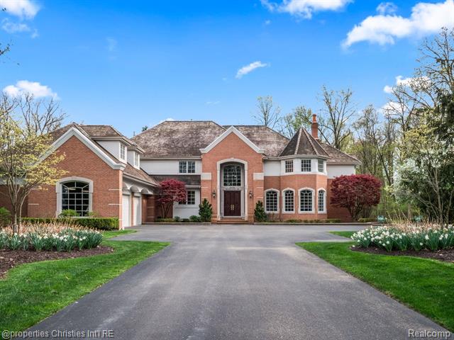 front view picture of 23755 Woodlynne Dr, Franklin, MI. 48025