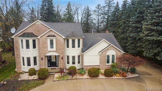 front view picture of 37398 Emerald Forest Dr, Farmington, MI. 48331