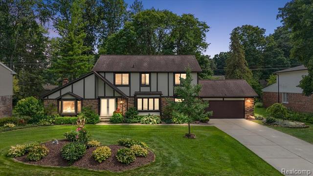 front view picture of 35245 Glengary Cir, Farmington, MI. 48331