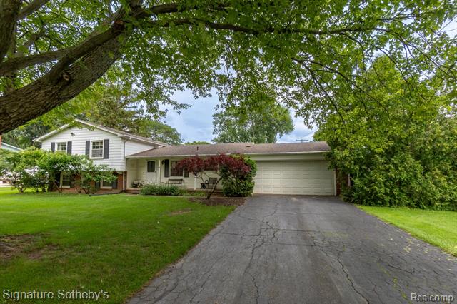 front view picture of 28542 Kendallwood Dr, Farmington, MI. 48334