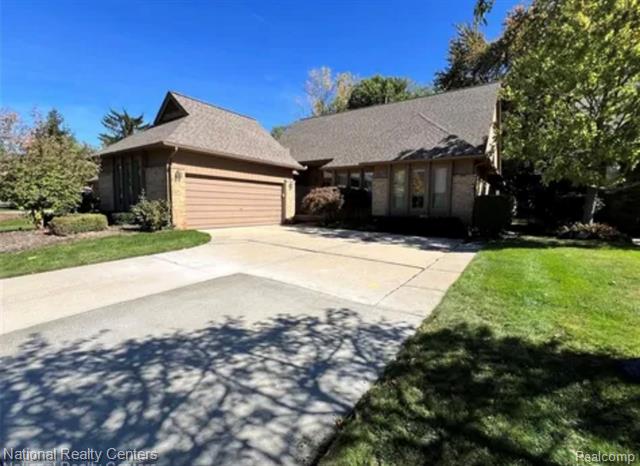 front view picture of 28760 Hidden Trl, Farmington, MI. 48331