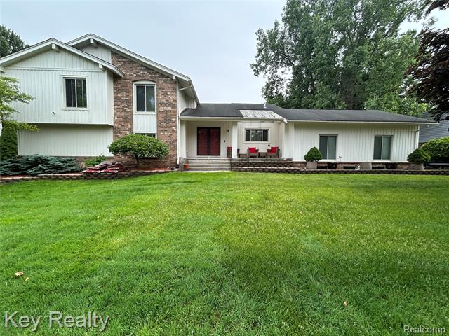 front view picture of 34423 Lakehurst Dr, Farmington, MI. 48331