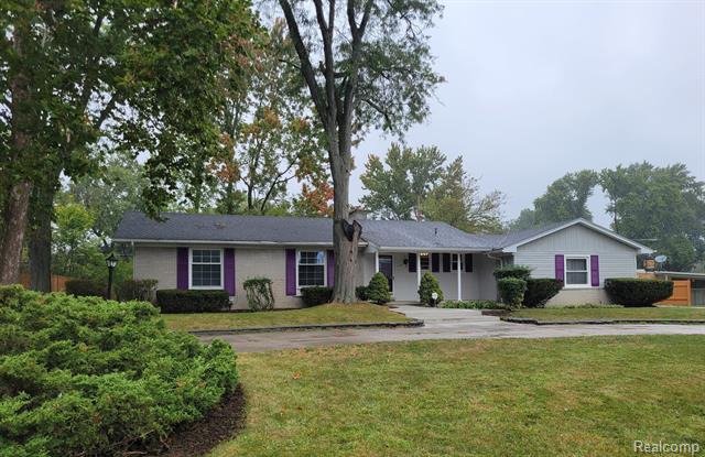 front view picture of 31990 Nottingwood St, Farmington, MI. 48334