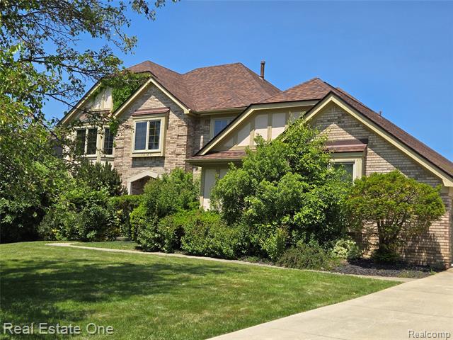 front view picture of 39126 Wilton Ct, Farmington, MI. 48331