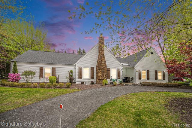 front view picture of 33742 Oak Point Cir, Farmington, MI. 48331