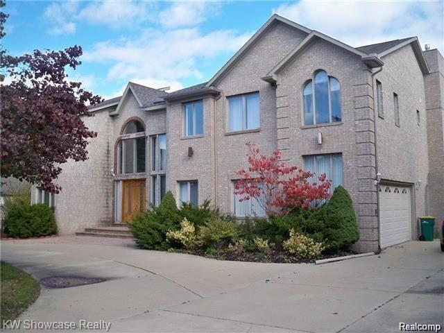 front view picture of 29614 Kenloch Dr, Farmington, MI. 48331