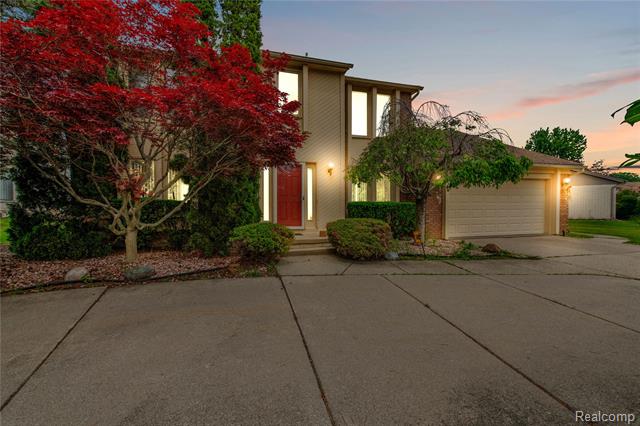 front view picture of 30239 Essex Dr, Farmington, MI. 48331