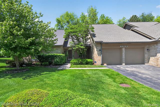 front view picture of 29711 Nova Woods Dr, Farmington, MI. 48331