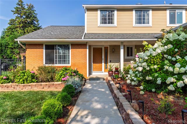 front view picture of 29531 Greenboro St, Farmington, MI. 48334