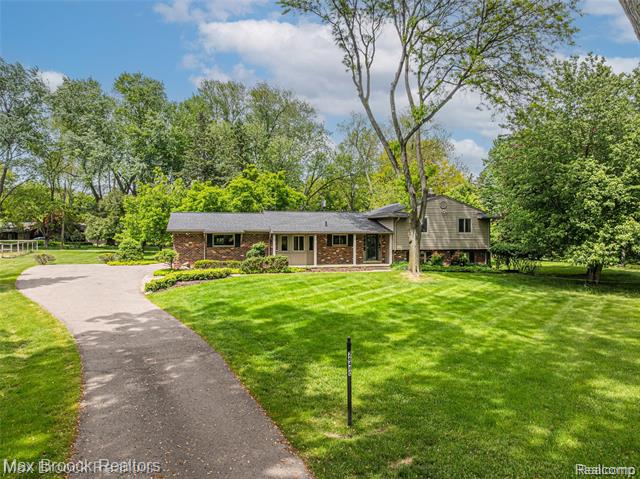 front view picture of 26480 Scenic Hwy, Franklin, MI. 48025