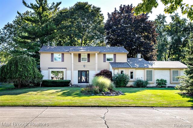 front view picture of 30628 Club House Ln, Farmington, MI. 48334