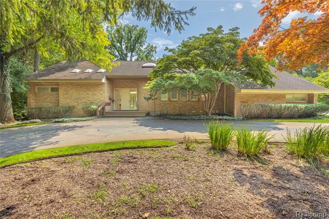 front view picture of 27261 Willowgreen Ct, Franklin, MI. 48025